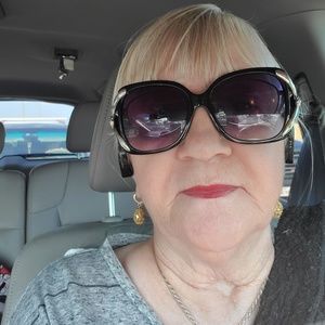 Meet your Posher, Debbie